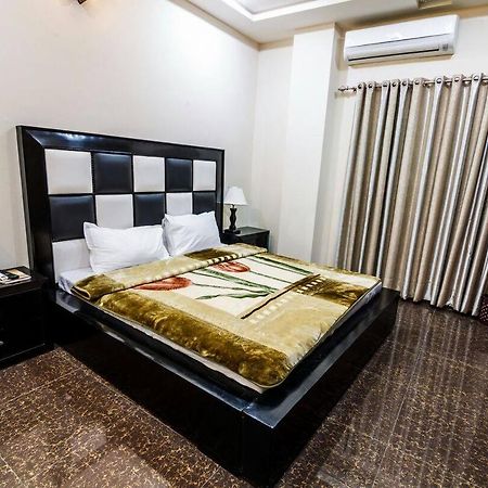 Midway Hotel & Restaurant Sadiqabad Buitenkant foto