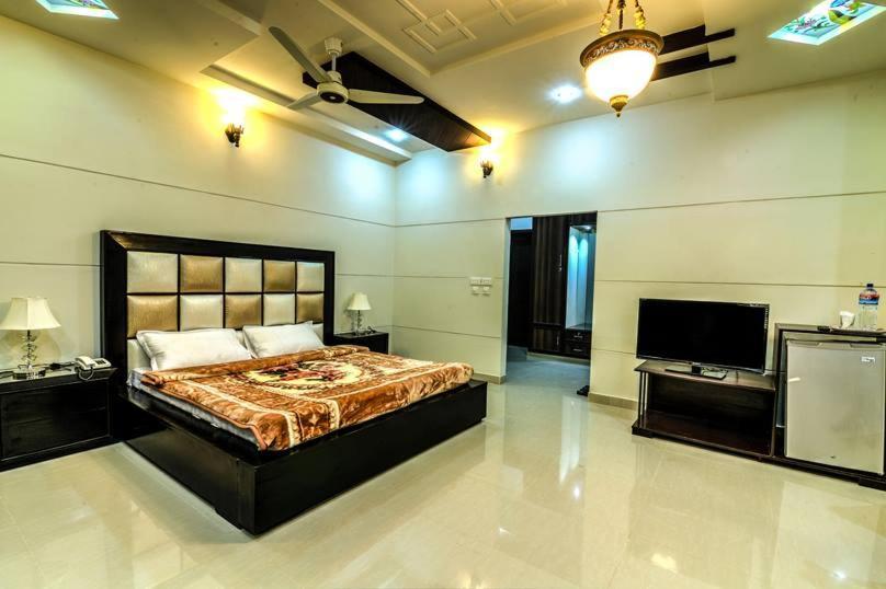 Midway Hotel & Restaurant Sadiqabad Buitenkant foto
