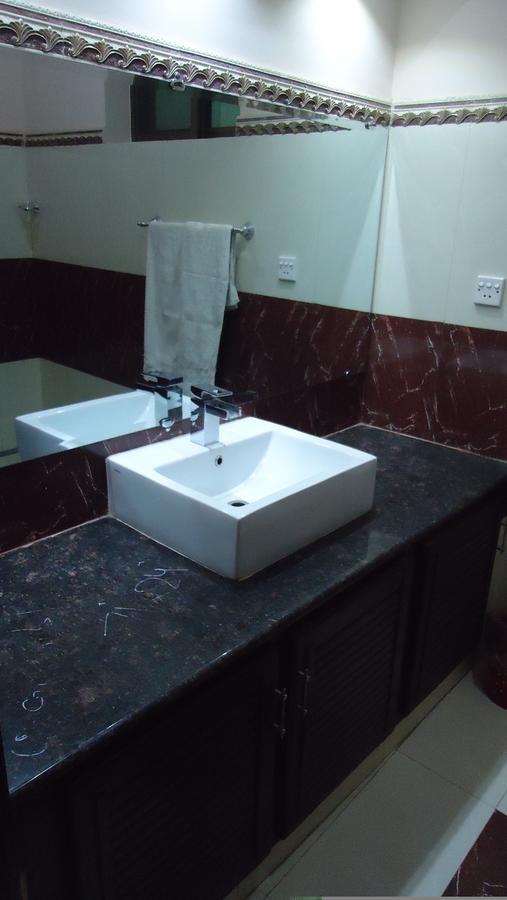 Midway Hotel & Restaurant Sadiqabad Buitenkant foto