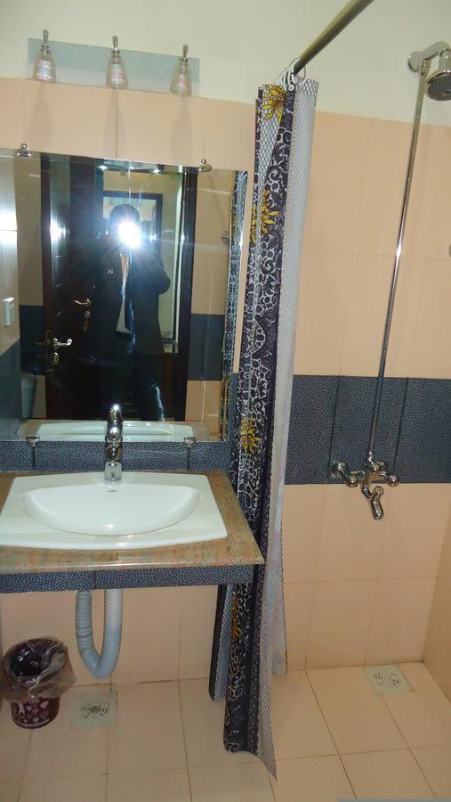 Midway Hotel & Restaurant Sadiqabad Buitenkant foto