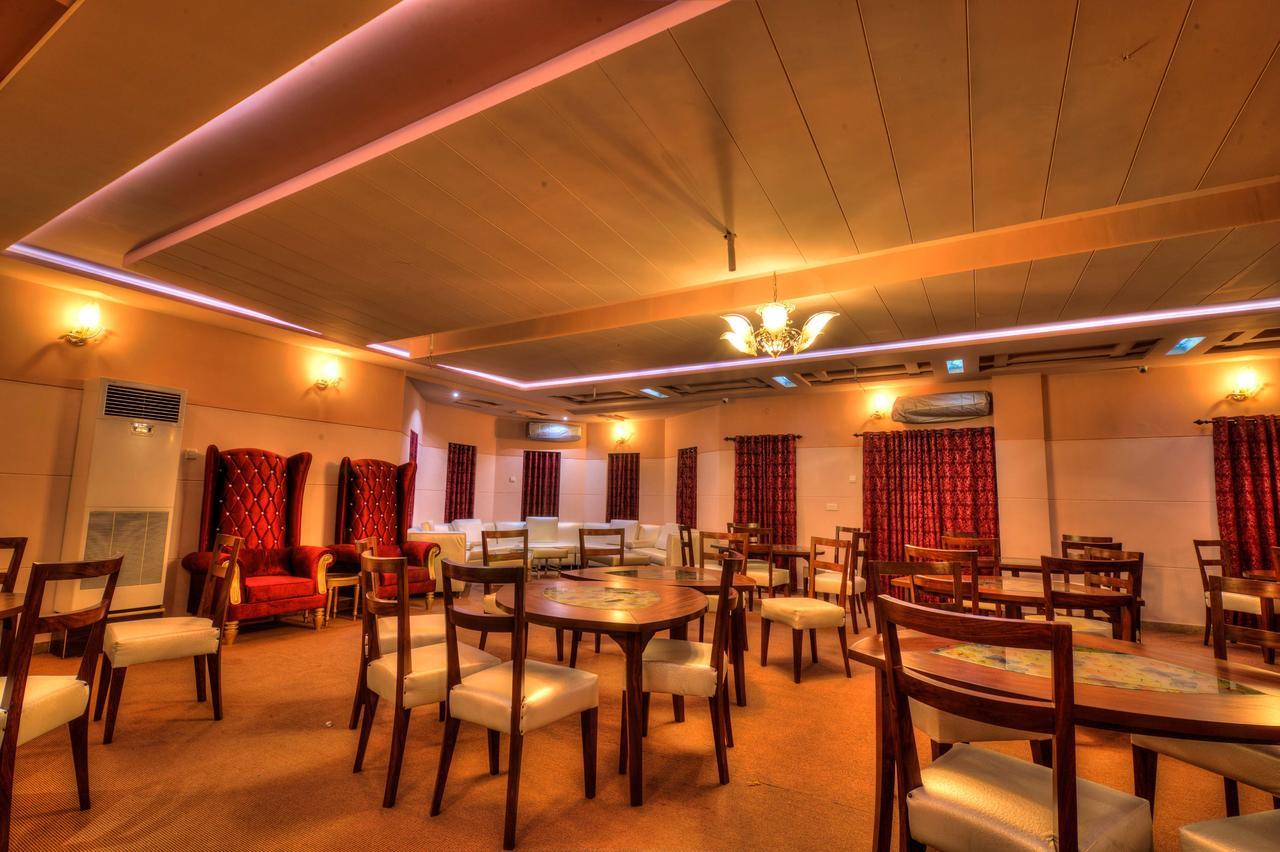 Midway Hotel & Restaurant Sadiqabad Buitenkant foto