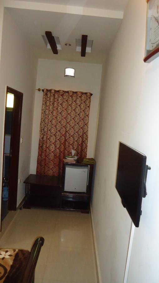 Midway Hotel & Restaurant Sadiqabad Buitenkant foto