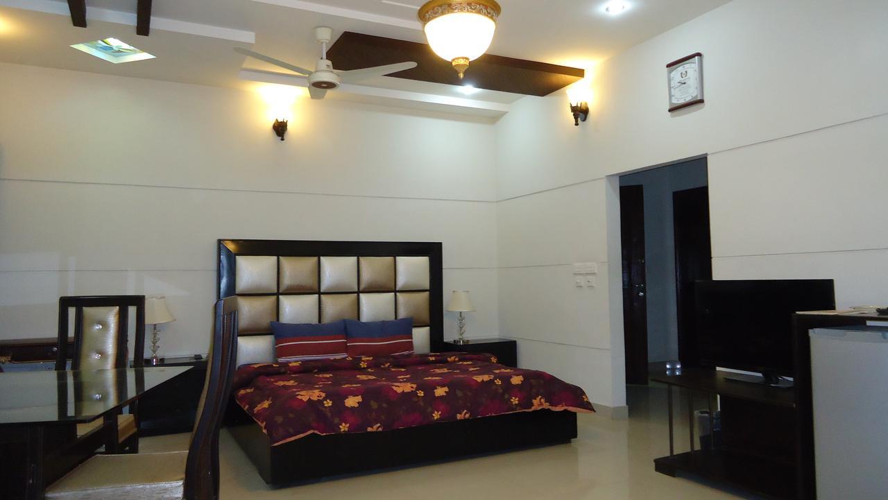 Midway Hotel & Restaurant Sadiqabad Buitenkant foto
