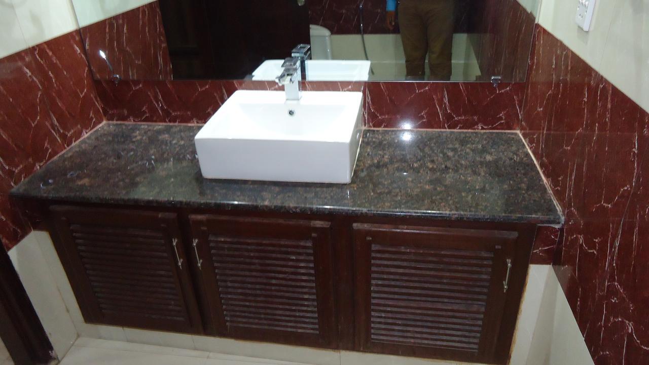 Midway Hotel & Restaurant Sadiqabad Buitenkant foto
