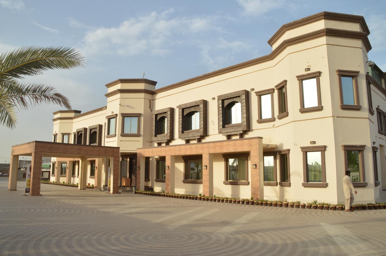 Midway Hotel & Restaurant Sadiqabad Buitenkant foto