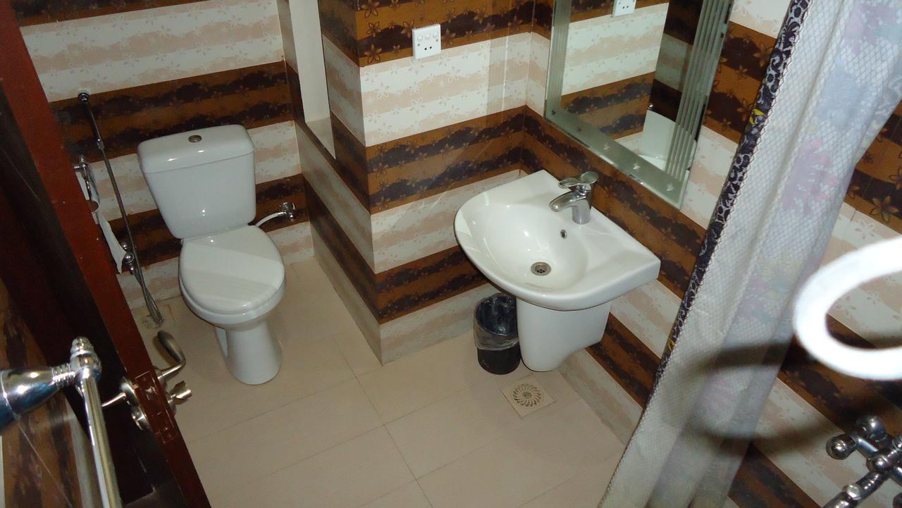Midway Hotel & Restaurant Sadiqabad Buitenkant foto