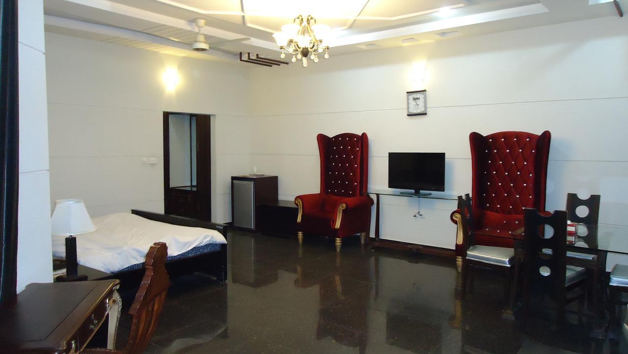 Midway Hotel & Restaurant Sadiqabad Buitenkant foto