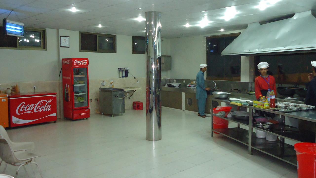Midway Hotel & Restaurant Sadiqabad Buitenkant foto