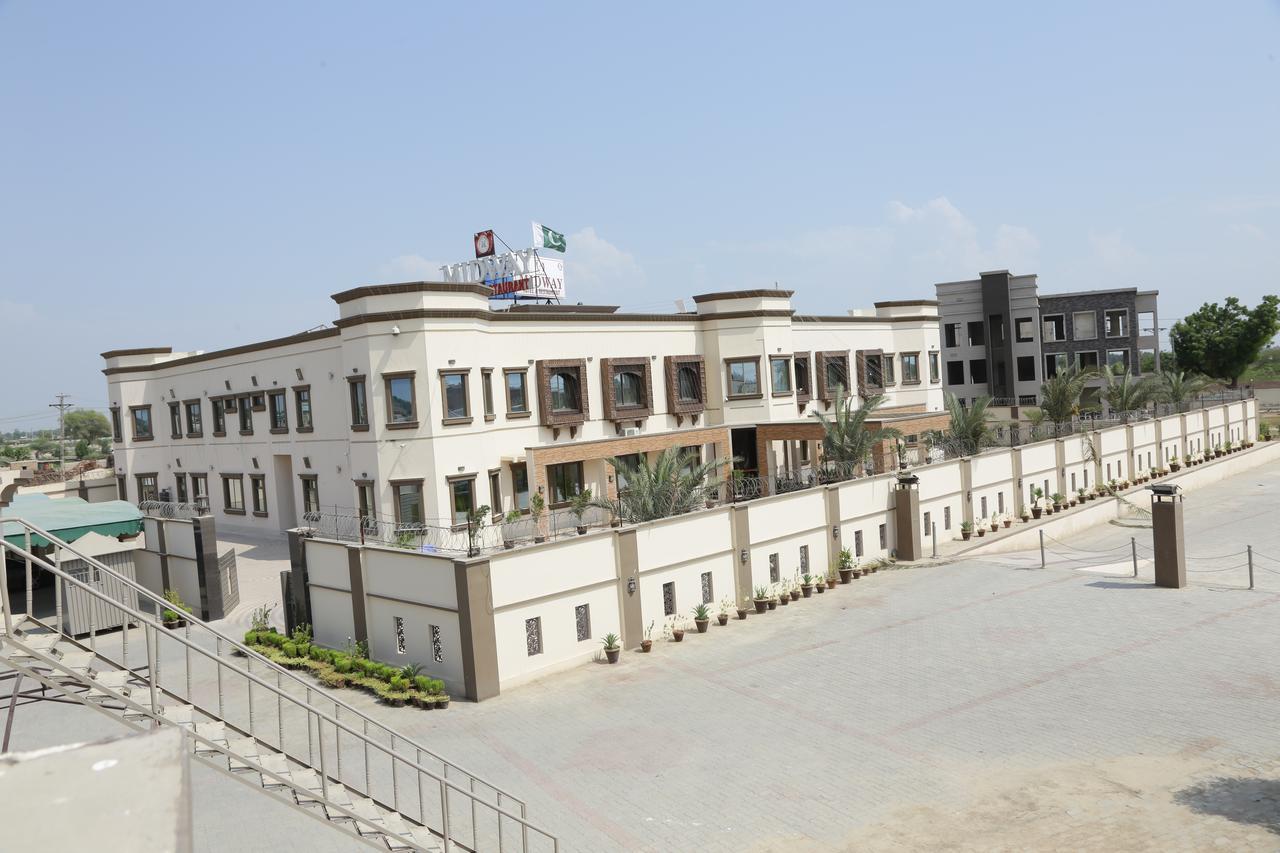 Midway Hotel & Restaurant Sadiqabad Buitenkant foto