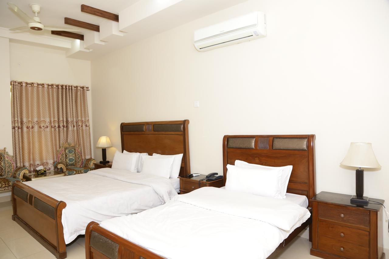 Midway Hotel & Restaurant Sadiqabad Buitenkant foto