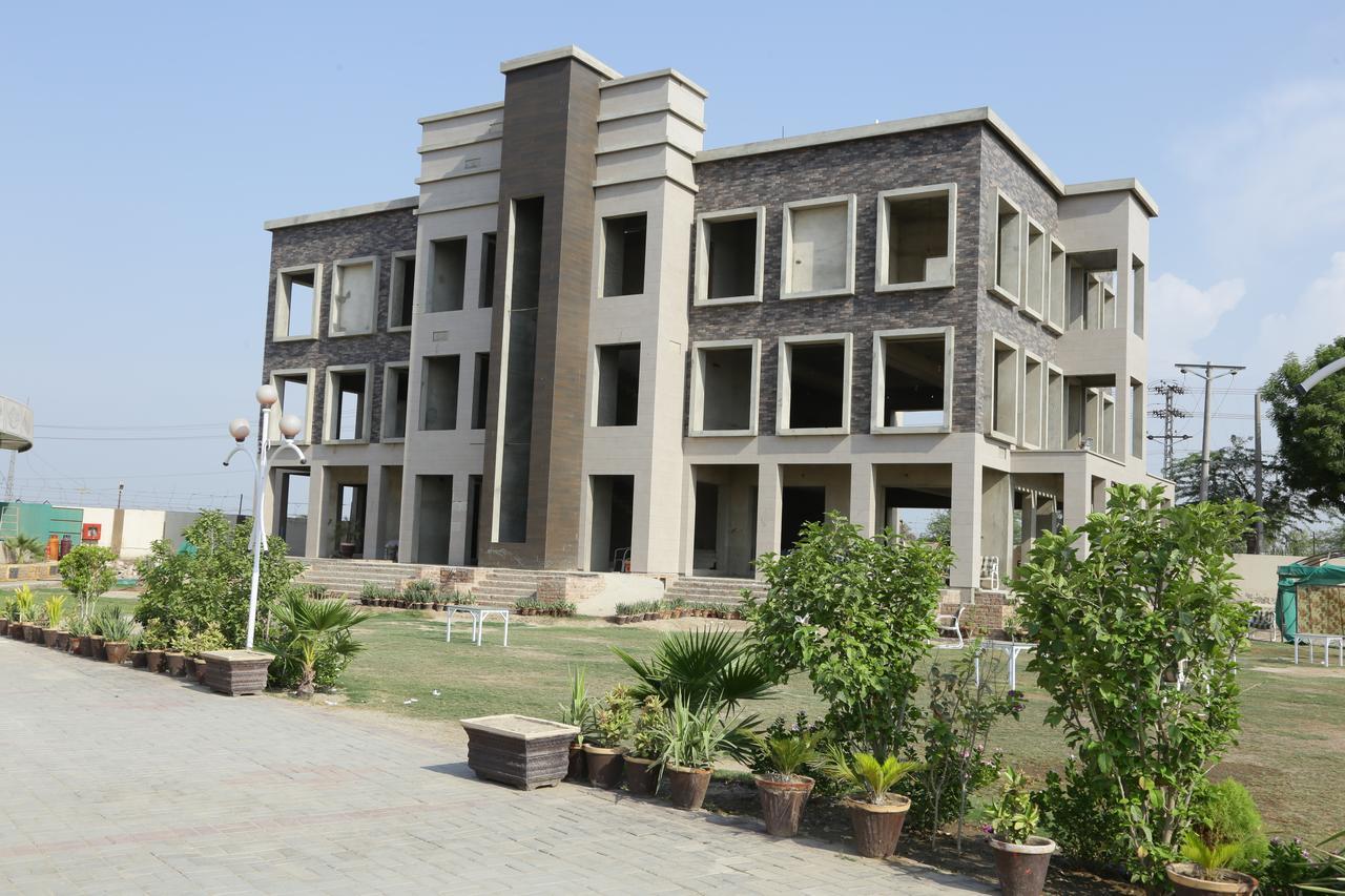 Midway Hotel & Restaurant Sadiqabad Buitenkant foto