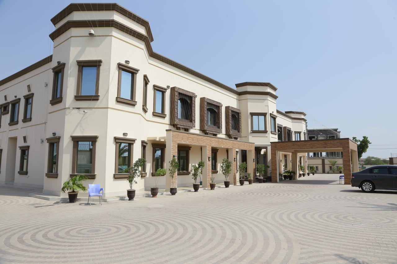 Midway Hotel & Restaurant Sadiqabad Buitenkant foto