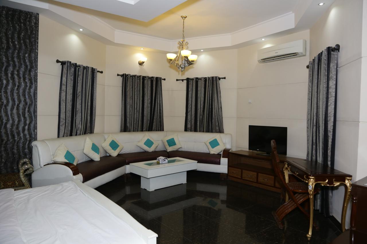 Midway Hotel & Restaurant Sadiqabad Buitenkant foto