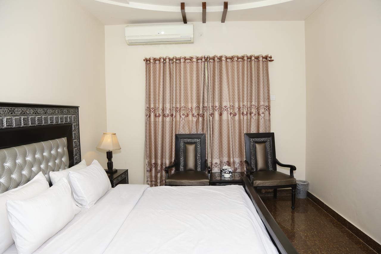 Midway Hotel & Restaurant Sadiqabad Buitenkant foto