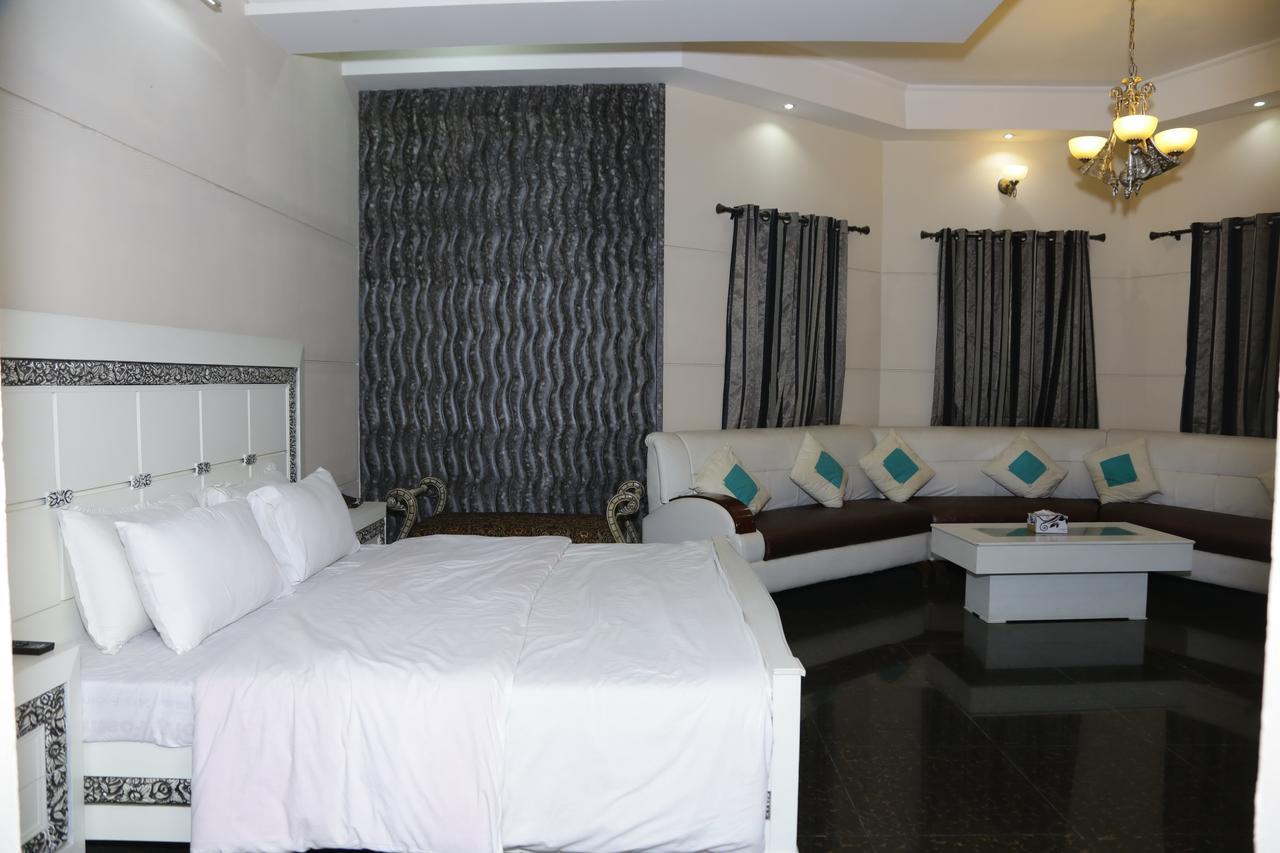 Midway Hotel & Restaurant Sadiqabad Buitenkant foto