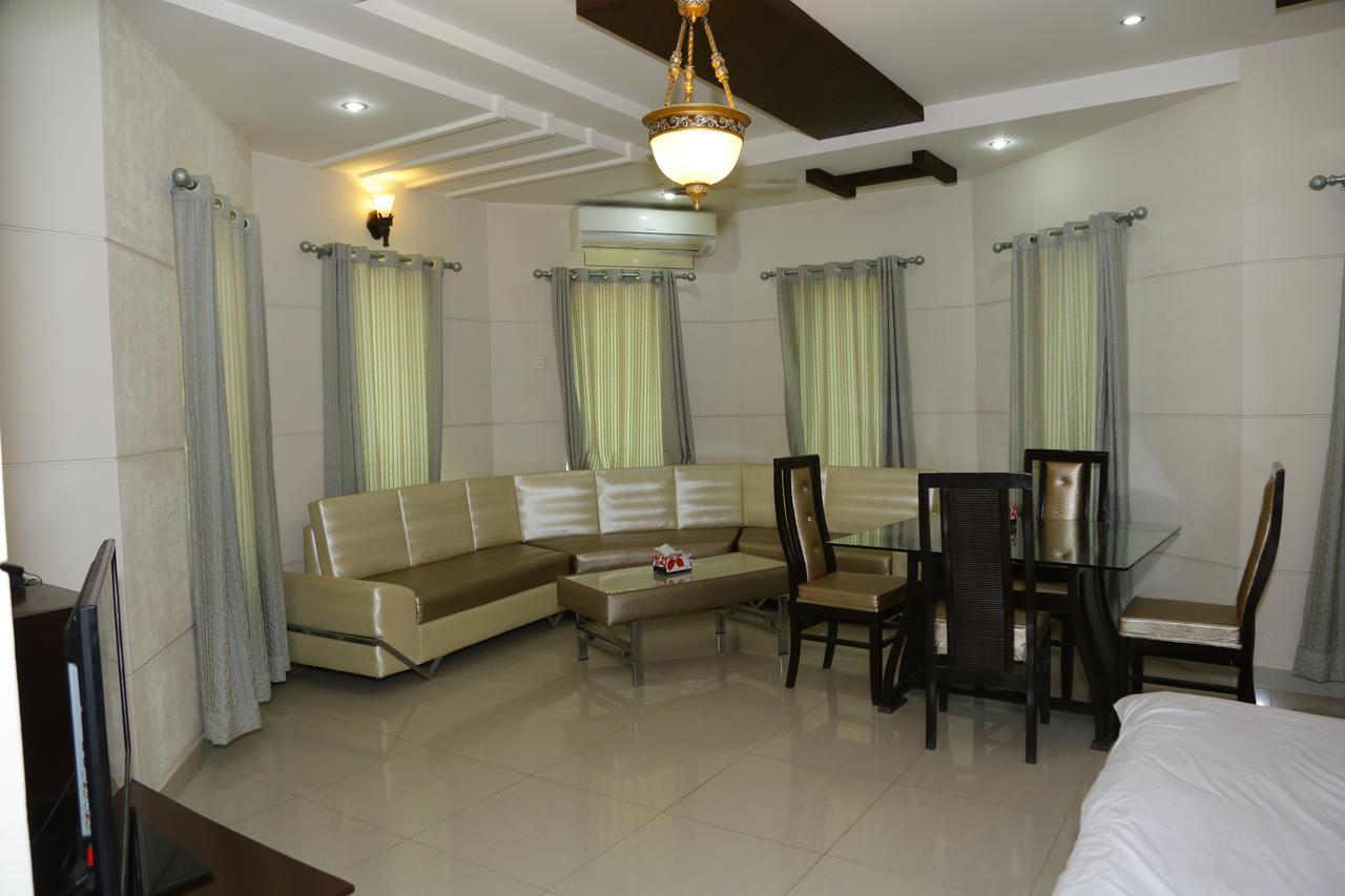 Midway Hotel & Restaurant Sadiqabad Buitenkant foto