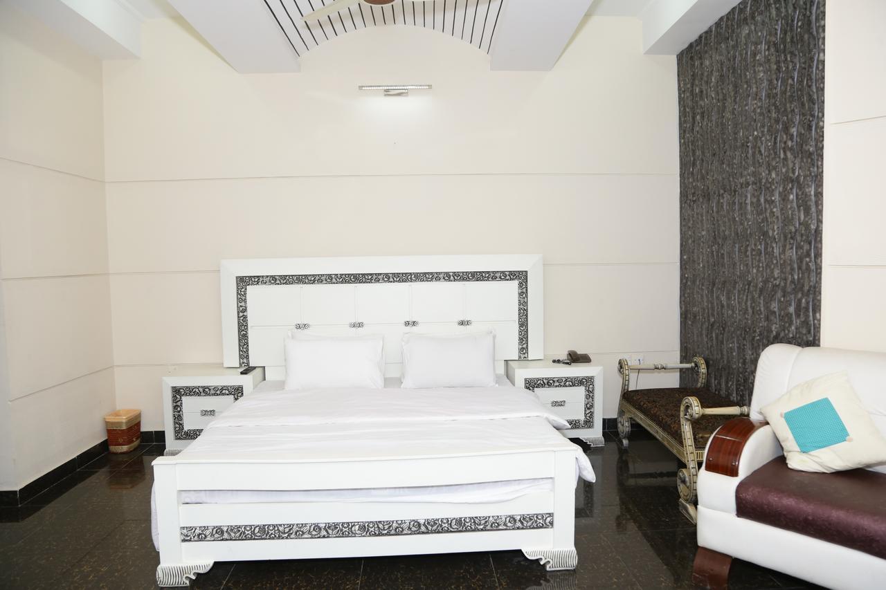 Midway Hotel & Restaurant Sadiqabad Buitenkant foto