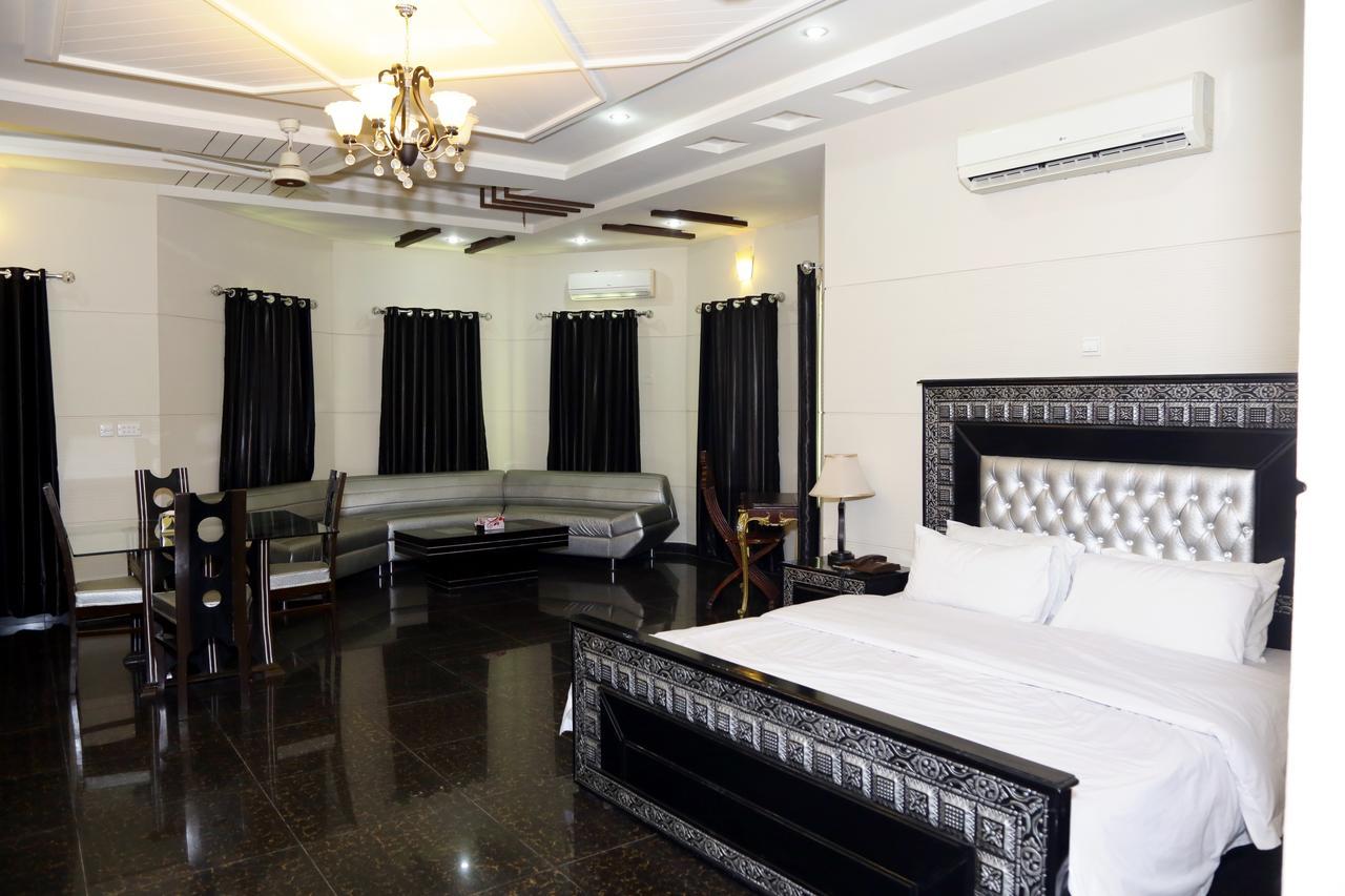Midway Hotel & Restaurant Sadiqabad Buitenkant foto